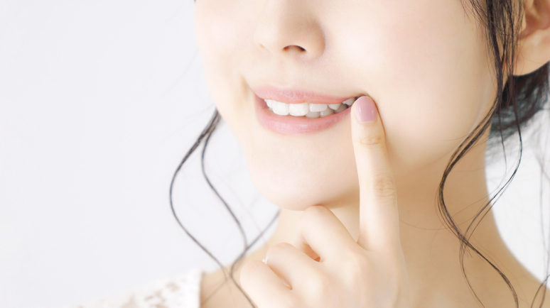 若い女性の口元ときれいな歯の写真